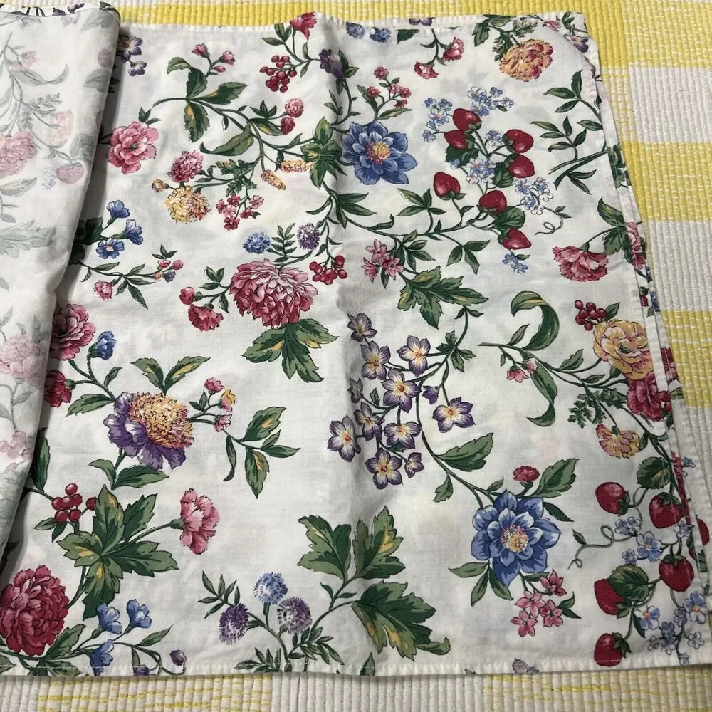 Vintage 1980s 1990s WILTON COURT floral print / strawberry Cotton Table Napkin